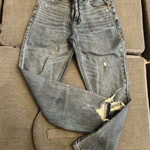 Abercrombie & Fitch Relaxed Distressed Mom Jeans 27R